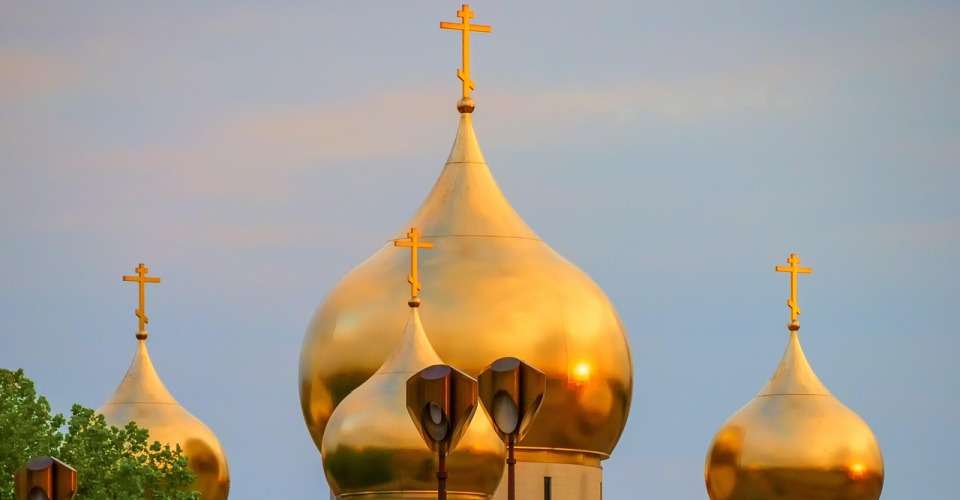 Золотая луковичная главка русской православной церкви.